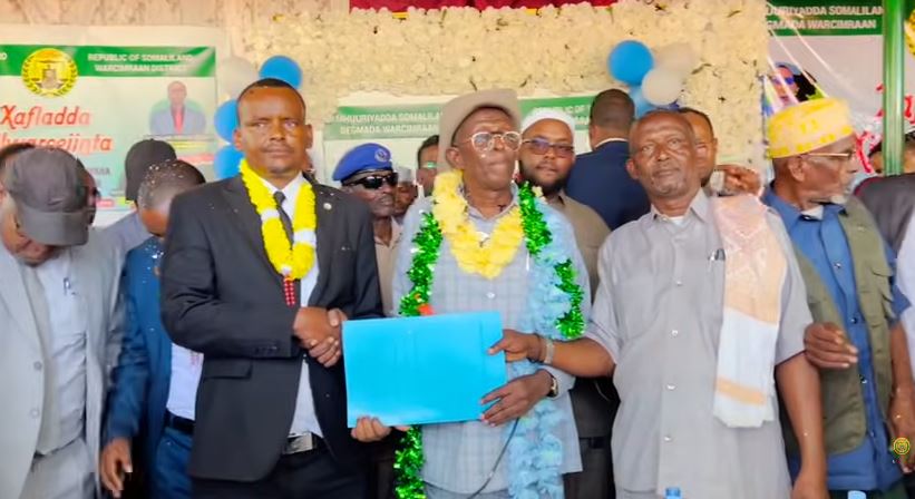 Badhasaabka Togdheer xilkii u kala wareejiyay guddoomihii horre iyo ka cusub Degmadda Warcimraan.