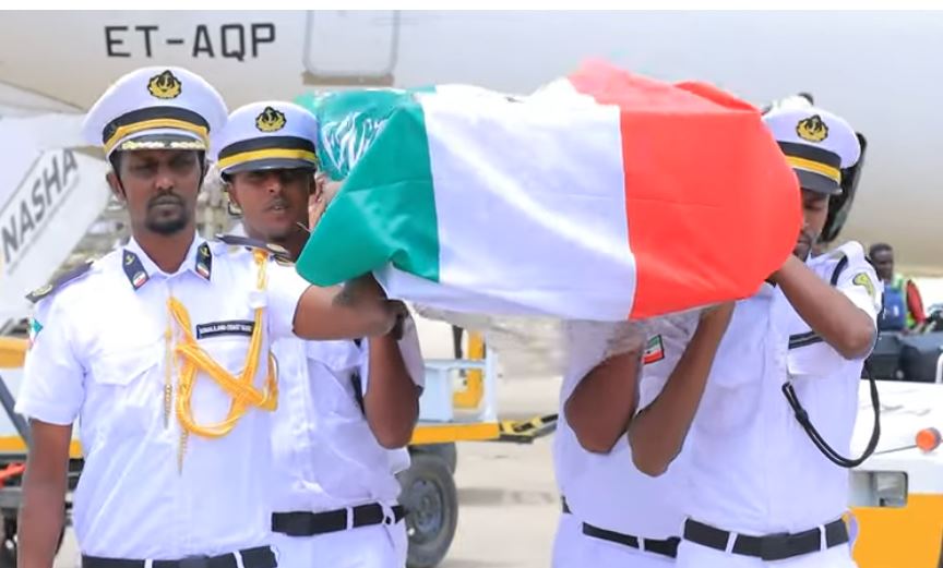Daawo: Aas qaran oo Hargeysa loogu sameeyay alle haw naxariistee Aadan Axmed Mooge (kenadi)