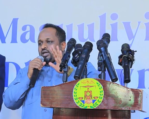 Daawo: Wasiir hore Cabdinasiir Buuni oo Wasiirkuxigeena W Dastuurka Madal ka weeraray