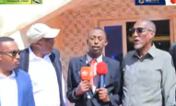 Daawo: Muse Bixi oo Ninkii Ballimataan uga soo lugeeyey soo dhoweyntisa a kulmay