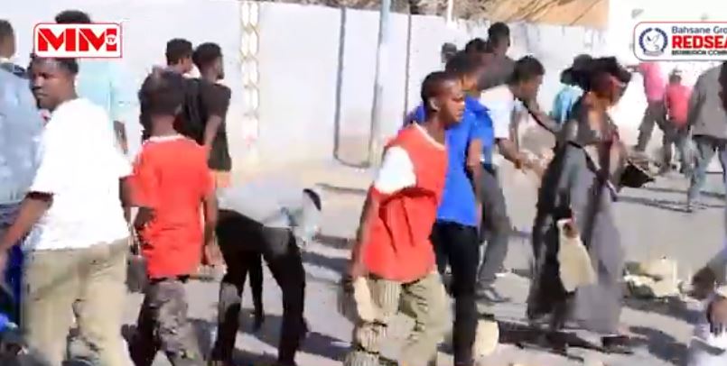 Borama: Dhalinyarada oo nadiifinaysa wadooyiinka ay fureen.