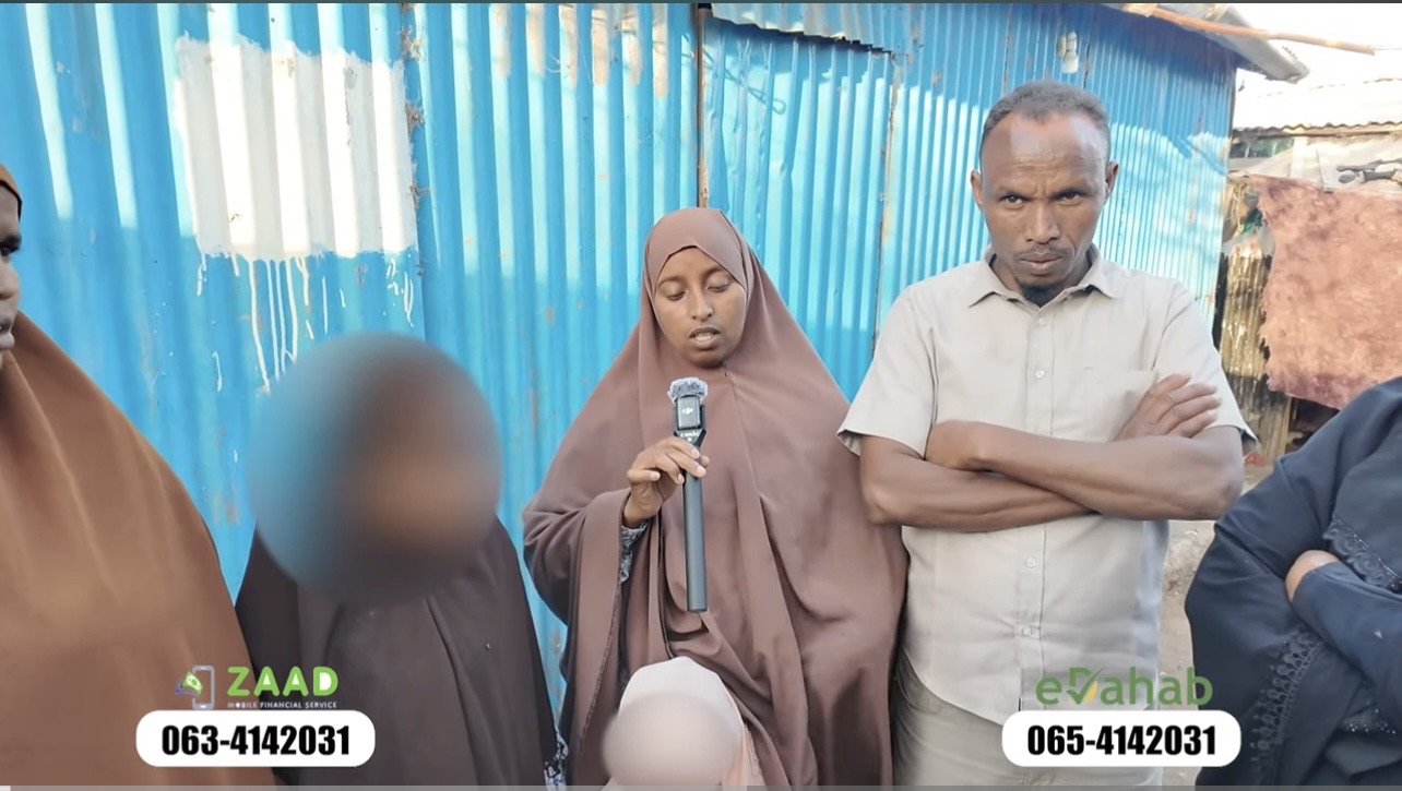 Hooyo iyo Aabo danyar ah oo ay ka indho beeleen ubadkoodi.