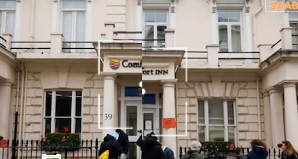 Ingiriiska oo bilaabay in uu hotel-da ka saaro muhaajiriintii la dejiyay .