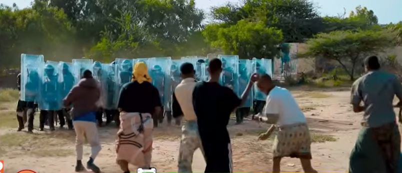 Taliyaha Booliska Somaliland oo Tababar uso xidhay Ciidamada ka hor tagga Mudaharaadka oo qalab casri ah lo kenay