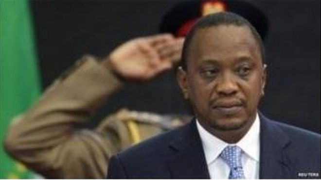 Kenya:-Uhuru Kenyatta oo qalinka ku duugay sharci muran dhaliyay