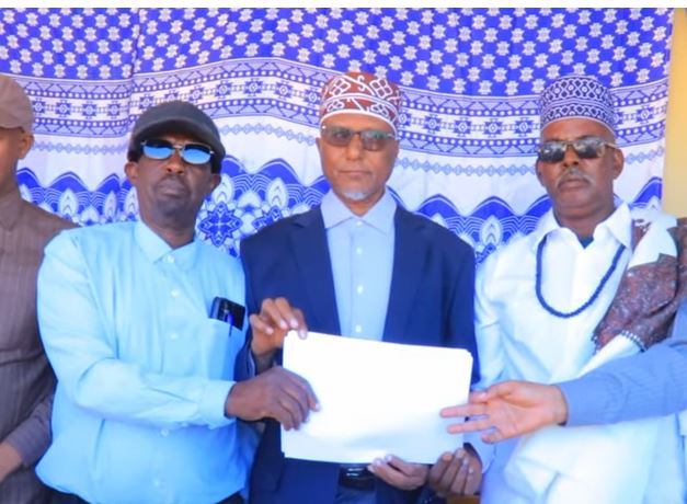 Badhasaabka Gobalka Saraar oo xilkii u kala wareejiyay Maayirkii horre iyo ka cusub ee Degmadda Ceelal