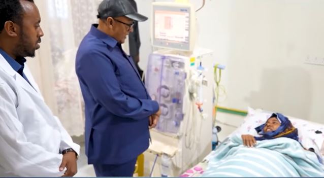 Madaxweynaha JSL oo Booqday Qaybta Kelyaha ee cisbitaalka Hargeysa ayaa sheegay inaan dawo dambe laga iibin doonin Bukaanada
