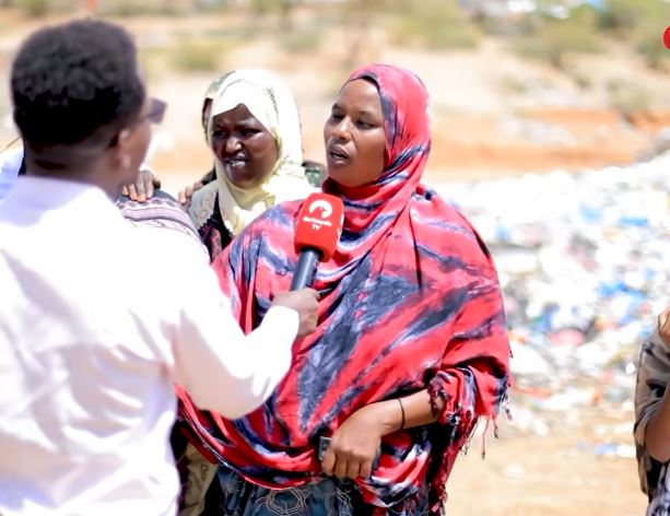 Burco : Dad cabanaya oo bannaan-bax dhigay.