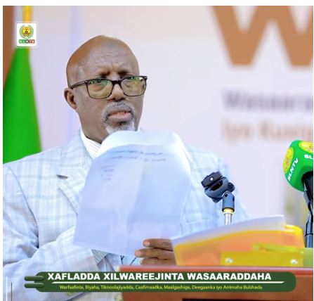 Wasiirkuxigeenka Warfaafinta oo shegay inu Bixiyey Deyn wasiirki hore ku warejiyey