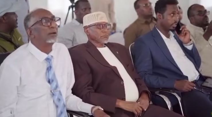 Wasiirka Arimaha Gudaha oo xilka ukala warejiyey Badhasaabka Cusub ee Selel iyo Badhasaabkii hore