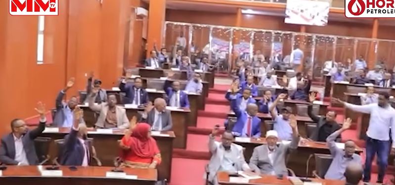 Xeerka Jinsiyadaha Somaliland oo kala qaybiyay Xildhibaanada.