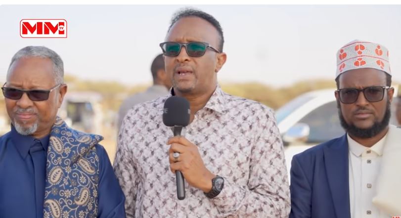 Madaxweynaha iyo Masuliyiin  uu ka midyahay maayar mooge oo ka qaybgalay Aaska 4tii caruura ee aabahood gubay