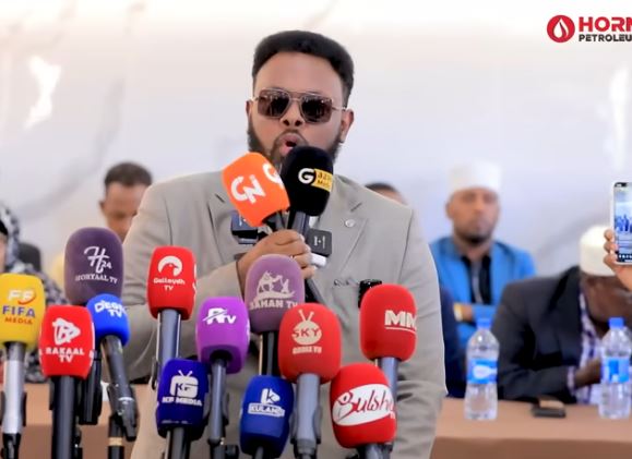 Afhayeenkii Xisbiga KAAH oo is casilay, eedeymona u jediyey maxmud xashi