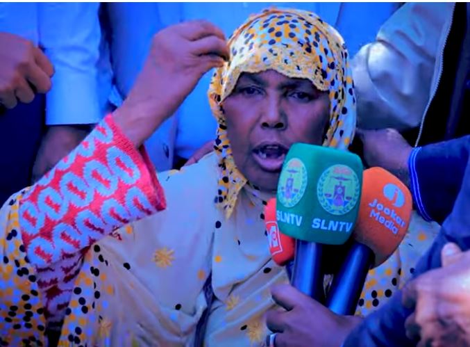 Xukuumadda JSL oo 40kun Dollar gaadhsiisay qoyskii masiibada dabku haleeshay saaka.