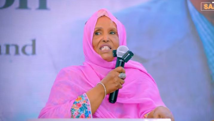 Marwadii hore Qaranka Aamina weris oo bogaadisay Dr C/lahi Aw Diiriye oo Buug muhiima qoray