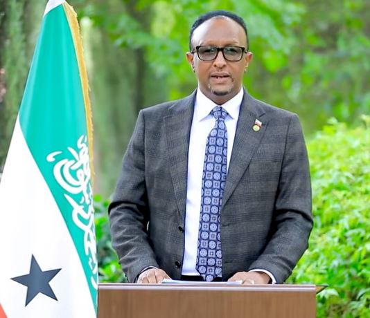 Cabdikarin Axmed Mooge oo Shalay xilki wareejiyey ayaa Xubinimadii golahana iska casilay manta