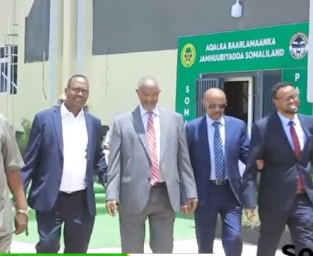 Gudomiye Maxamed Kaahin Iyo Golaha Guurtida Maxa Kala Qabsaday