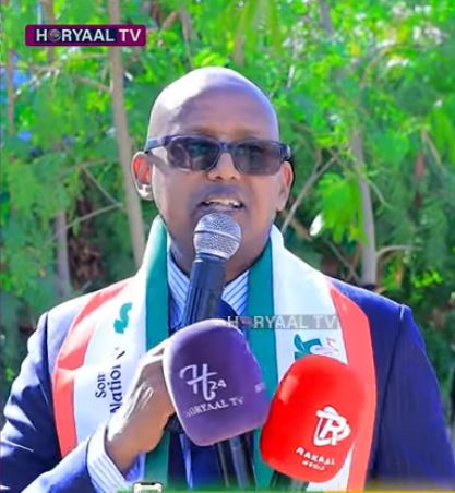 Daawo: Wasiirka Madaxtooyada oo shirkadaha daabacadaha ku amray inaanay daabicin calanka oo tawxiid leh