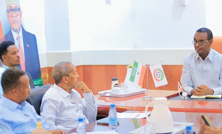 Wasiirka Maaliyadda oo Ganacsatada la yeeshay Shir ku saabsan kor-u-qaadista adeegga rogista doonyaha