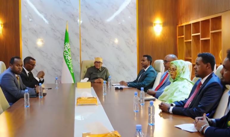 Madaxweynaha Somaliland ayaa la kulmay Komishanka Doorashooyinka Qaranka.