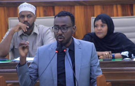 Daawo: Xildhibaanada Mucaaradka iyo Muxaafadka oo iskugu jawaabaya Golaha Shacabka Somalia.