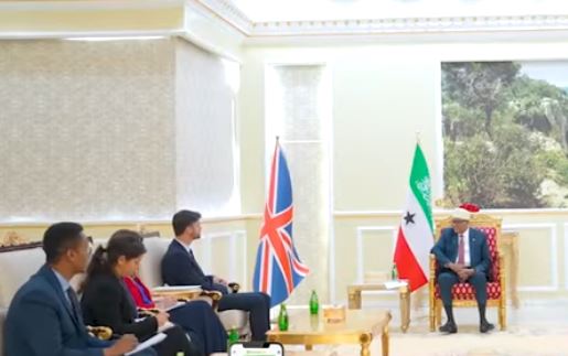 Dowlada Ingiriiska oo Madaxweynaha Somaliland ku bogaadisay talaabo uu qaaday