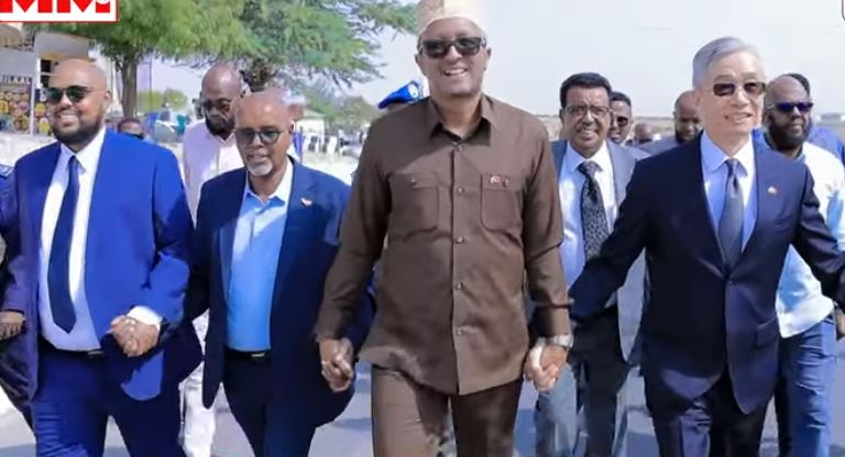 Daawo: Maayir mooge oo xadhiga ka jaray waddada Madaarka ee Taiwan Road