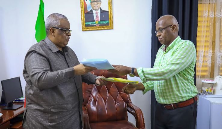 Daawo:Maxa sababay inu safiirka Djibouti xilka ku warejin wayo safiirka cusub ee ugu warejiyey kuxigenkiisi