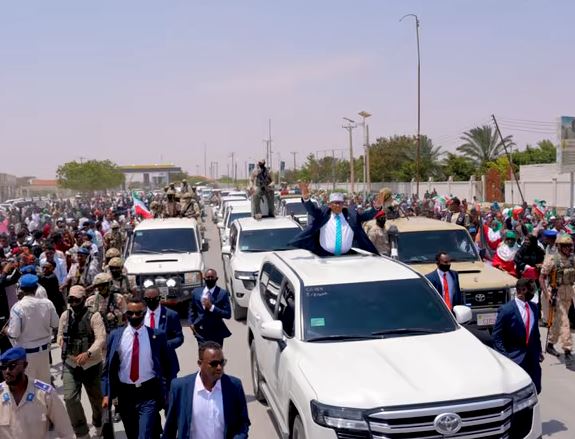 Daawo: Qaabkii Madaxweyne Cirro loogu soo dhaweeyey Hargeysa
