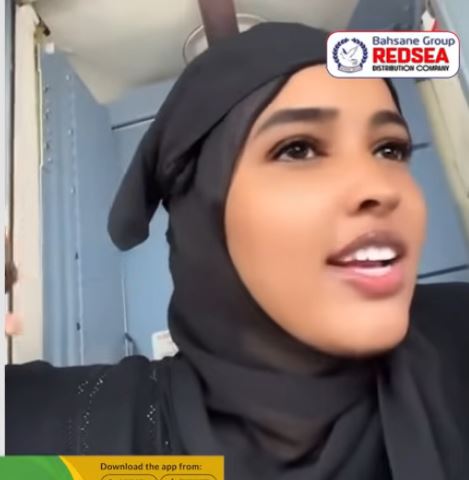 Daawo:Duuliye Inadeertii saaray qolka Diyaarada laga maamulo  oo noqotay dhacdo cajiba oo hadal hayn dhalisay