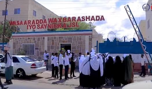 Daawo: Arday Maqalka naafo ka ah oo mudaharaad la hortagay Wasaaradda Waxbarashada Somaliland