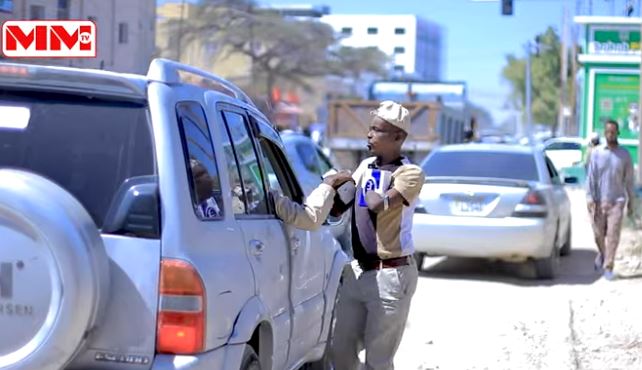 Qisada khaliil oo gacmaha naafo ka ah oo dariiqa togdheer ee hargysa ka ganacsada