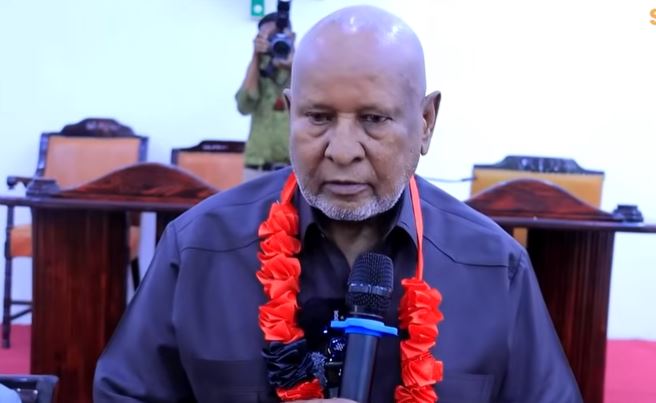 Daawo: Guddomiyihii Golaha Guurtida oo iscasilay iyo Guddomiye cusub oo la doortay