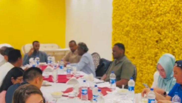 Daawo: Guddoomiyaha Komishanka Doorashooyinka ayaa casumad u qaybtay dhakhaatiir Ka shaqeeyey Togdheer.
