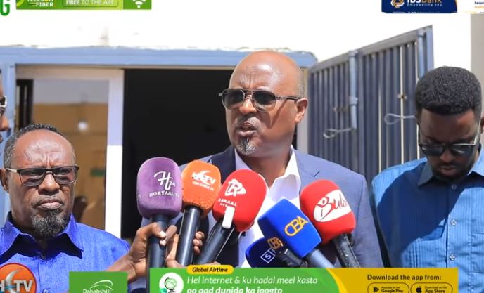 Daawo:Maxay ka wada hadleen Golaha Guurtida iyo Wasiirka Gaadiidku?